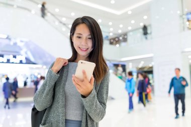 Alışveriş Merkezi cep telefonu izlerken kadın