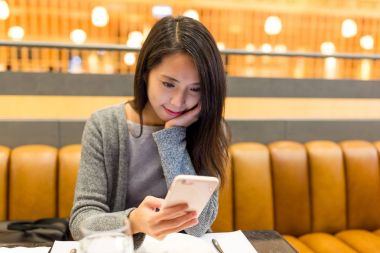 Cep telefonu için online restoranda kullanan kadın