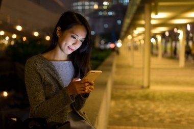 Cep telefonunuzun çalışan kadın