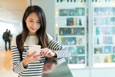 Cep telefonu kullanan kadın