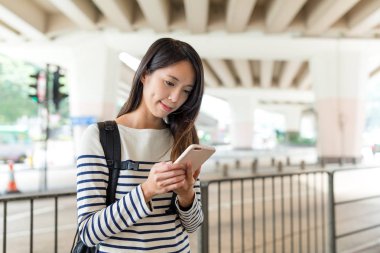 cep telefonu kullanan kadın