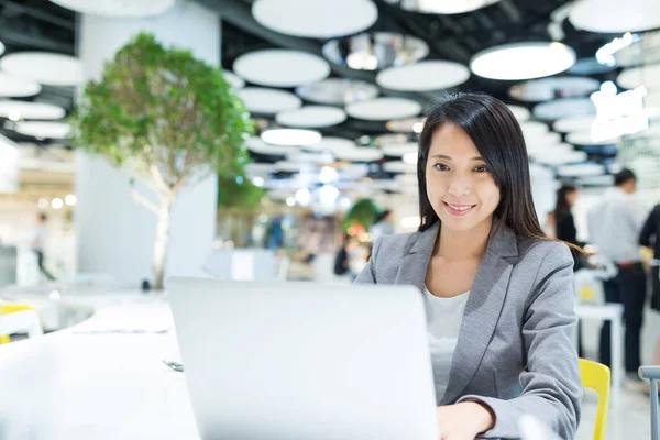 Businesswoman woking on laptop computer — Stock Photo, Image