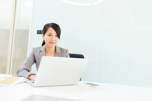 Businesswoman working on laptop computer — Stock Photo, Image