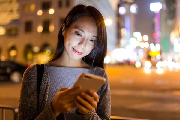 Frau benutzt Handy in Hongkong — Stockfoto