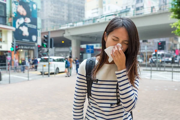 Woman sneezing in Hong Kong city — Stock Photo, Image