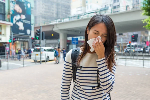 香港市内でくしゃみの女性 — ストック写真