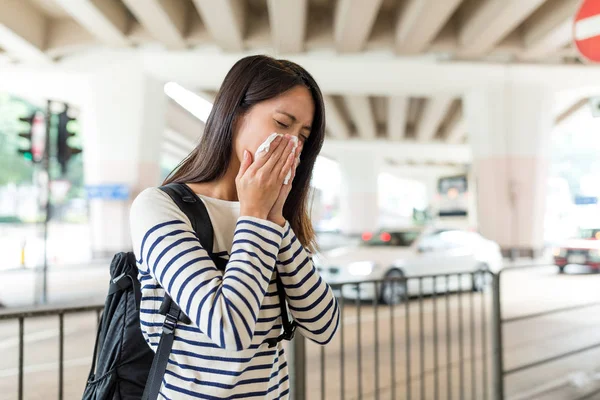 Mujer estornudando en la ciudad de Hong Kong —  Fotos de Stock