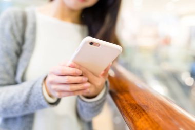 cep telefonu kullanan kadın