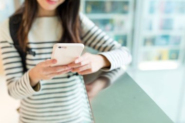 Kadın bir şey cep telefonu üzerinde kontrol