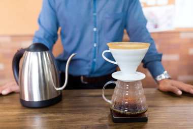 Erkek Barista kafede kahve yapma