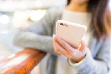 cep telefonu kullanan kadın