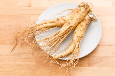 Plaka üzerinde taze Ginseng