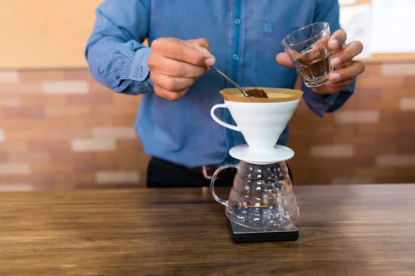 Barista el damla kahve yapma — Stok fotoğraf