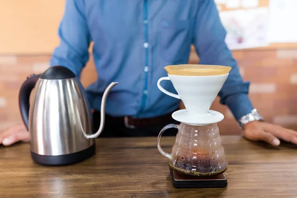 Mannelijke Barista koffie in café maken — Stockfoto
