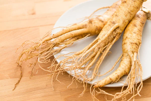 Plaka üzerinde taze Kore ginseng — Stok fotoğraf