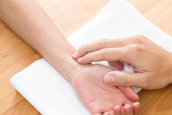 Doctor checking patients pulse rate — Stock Photo, Image