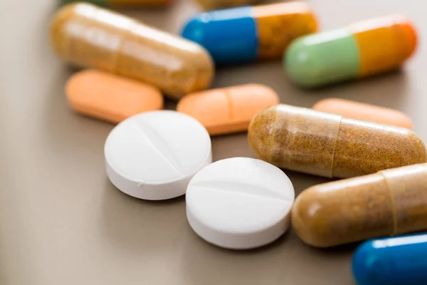 Pilules et capsules sur la table — Photo