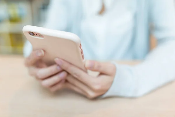 Woman using cellphone — Stock Photo, Image