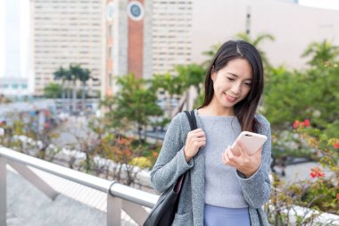 cep telefonu kullanan kadın 