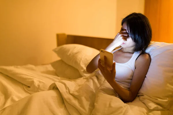 Mulher sentindo headahce ao usar celular — Fotografia de Stock