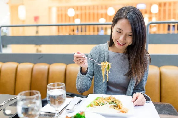 Donna gustare la cena nel ristorante — Foto Stock