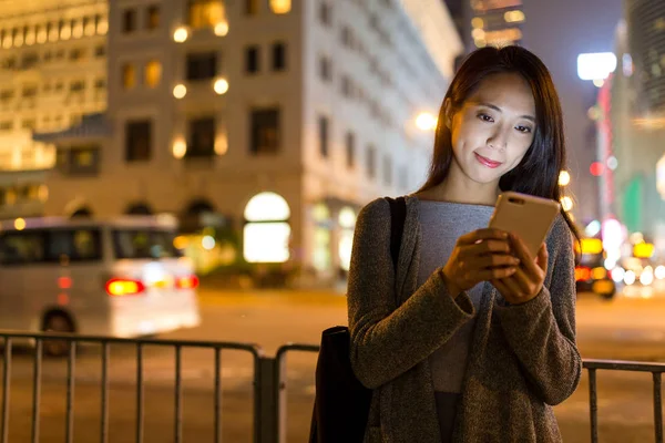 Mujer usando en el teléfono celular por la noche —  Fotos de Stock