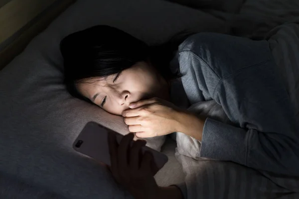 Mulher sentindo-se cansada e usando telefone celular — Fotografia de Stock