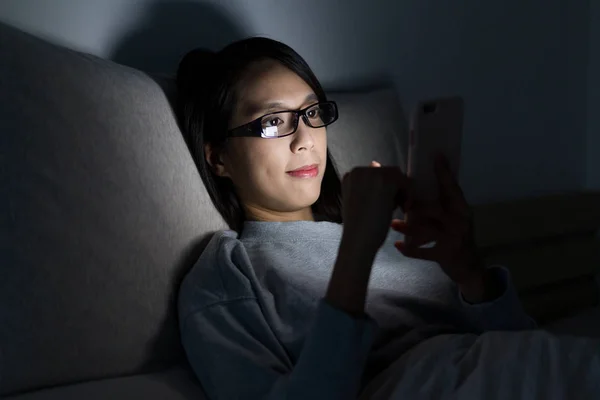 Mujer usando teléfono móvil en casa —  Fotos de Stock