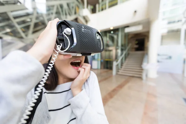 Žena cítí strach, používáte-li virtuální realita — Stock fotografie