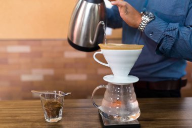 Barista el damla kahve yapma