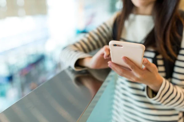 Vrouw met mobiele telefoon — Stockfoto