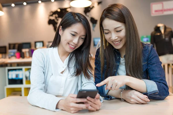 Nők, látszó-on mozgatható telefon együtt — Stock Fotó