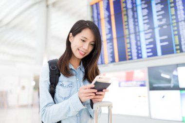 Cep telefonu üzerinde mücadele numarasını kontrol kadın 
