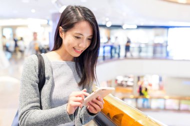 Cep telefonunuzun çalışan kadın 