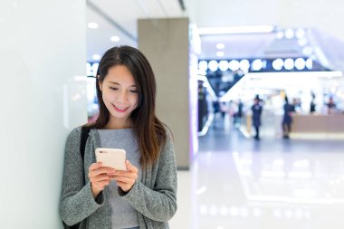 Cep telefonu kullanan kadın 