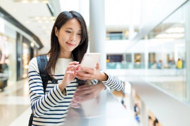 Cep telefonu kullanan kadın 