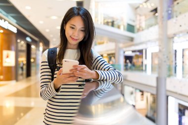 Cep telefonundan kontrol kadın