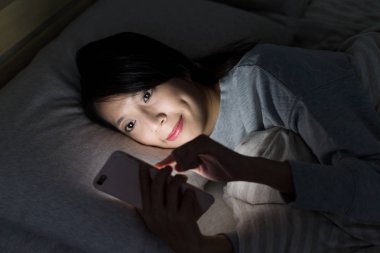 Cep telefonunuzun gece izlerken kadın