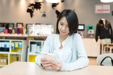 Cep telefonu kullanan kadın