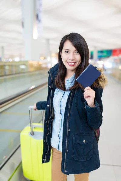 Asiatische junge Frau auf dem Flughafen — Stockfoto