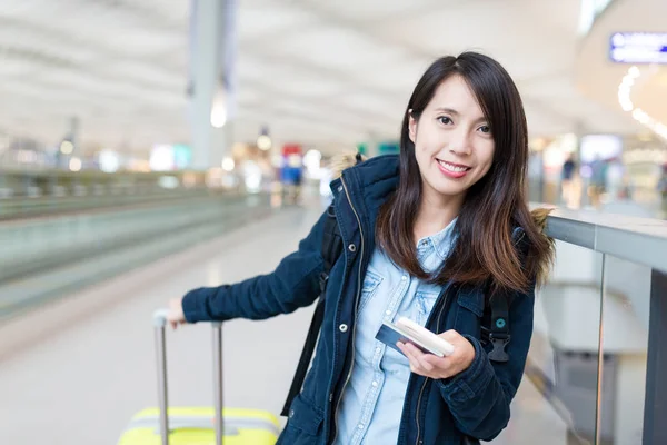 Female traveler with her luggage in the airport — Stock Photo, Image