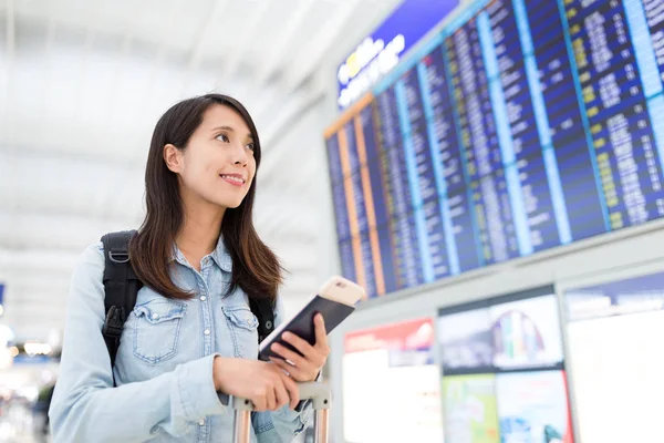 Woman checking on display screen at the airport — Stock Photo, Image