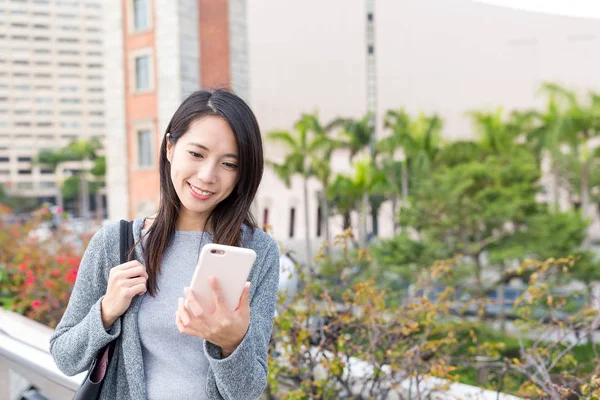 Cep telefonuna bakan kadın. — Stok fotoğraf