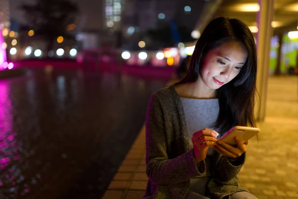 Mulher trabalhando no celular ao ar livre — Fotografia de Stock