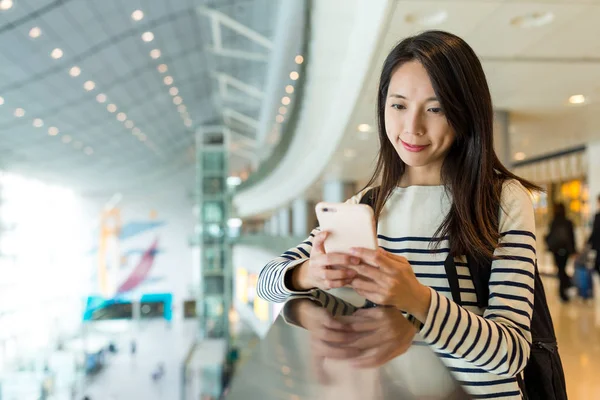 Vrouw controleren op mobiel op station — Stockfoto