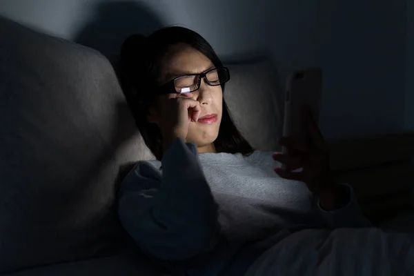 Mujer sintiendo dolor en los ojos al usar el teléfono móvil —  Fotos de Stock
