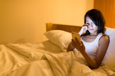 Kadın duygu göz ağrısı ile cellphone 