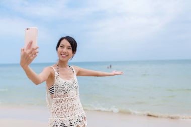 Selfie kum beach adlı alarak kadın