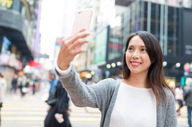 Seyahat ve selfie alarak kadın