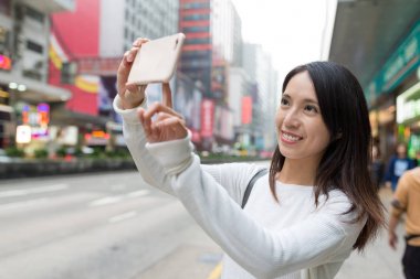 Kadın alarak fotoğraf tarafından cep telefonu